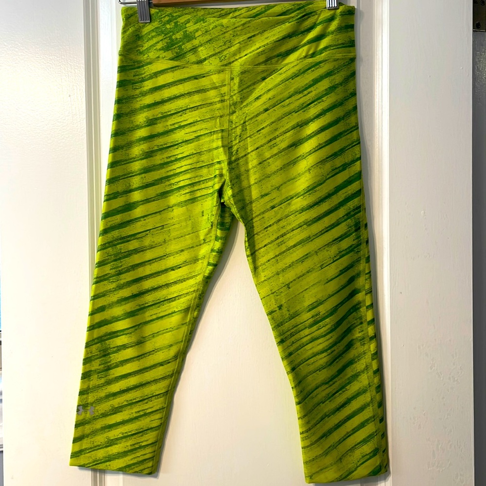Under Armor ladies size M compression l, cropped leggings. Excellent condition.